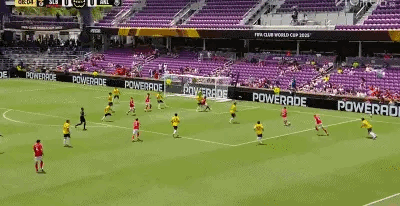 包含本菲卡场边指挥情绪激动,海港队员怒摔水瓶的词条