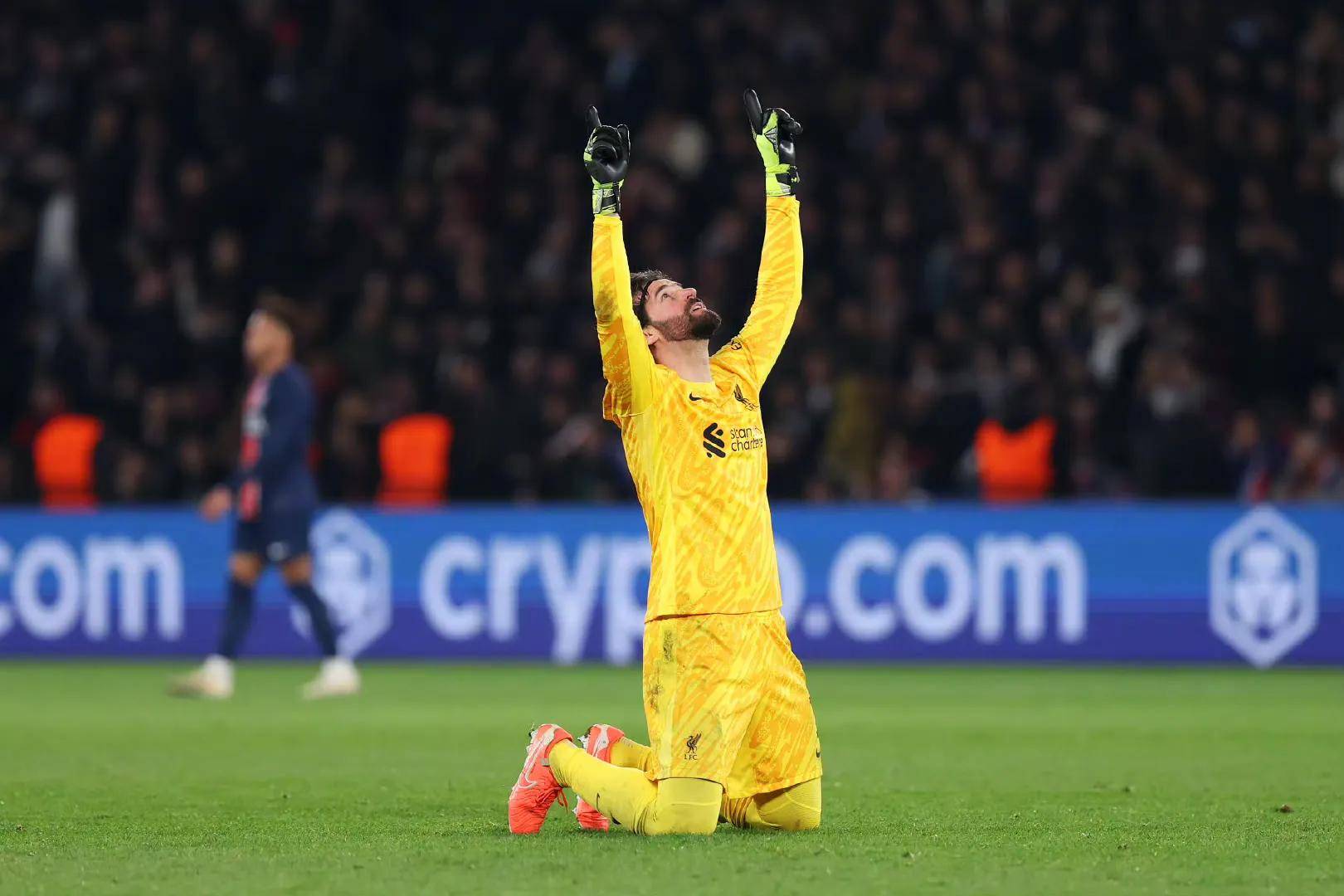 拜仁打破进球荒,利物浦球迷集体高唱助威!的简单介绍