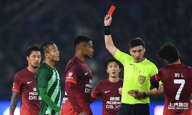 关于VAR判罚再引争议,曼城对阵皇马裁判判点引发巨大争议的信息